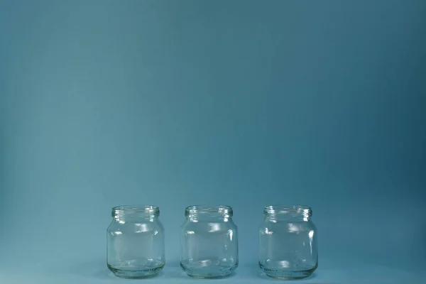 Três frascos de vidro na parte inferior da linha horizontal central . — Fotografia de Stock