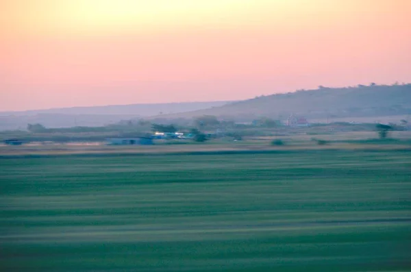 El camino abstracto difuminó el paisaje rural. Líneas tintadas horizontales . — Foto de Stock