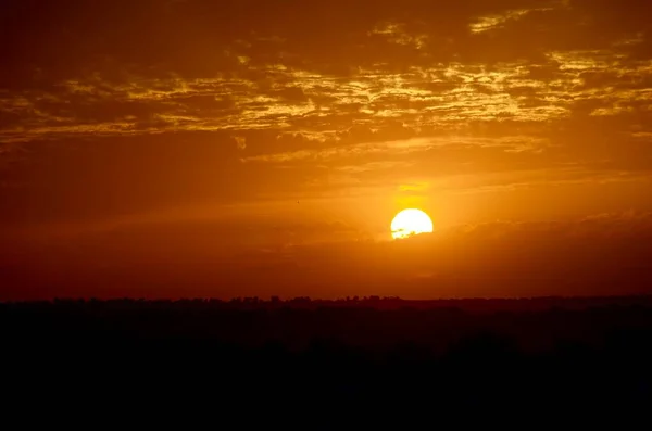 Pôr-do-sol laranja, céu, nuvens. O sol branco se põe em uma nuvem . — Fotografia de Stock