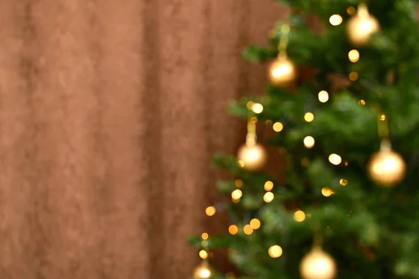 Árbol de Año Nuevo imagen borrosa con luces laterales de guirnalda y bolas de oro. — Foto de Stock