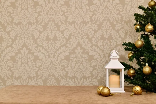 Dekorative Laterne am Weihnachtsbaum mit goldenen Kugeln, auf dem Velours vor dem Hintergrund zarter Tapeten. — Stockfoto