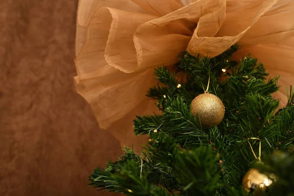 Árbol de Navidad decorado con bolas de oro, vista desde abajo hacia arriba. — Foto de Stock