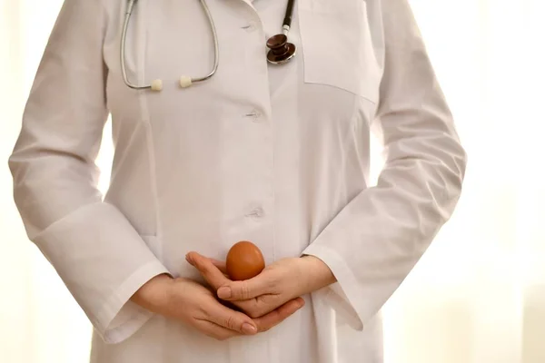 Médico Manto Branco Segurando Ovo Galinha Nas Palmas Das Mãos — Fotografia de Stock