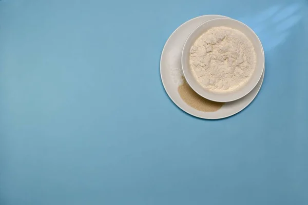 Μερικά Από Συστατικά Για Ζύμη Μαγειρεμένα Κεραμικά Λευκά Πιάτα Γίνονται — Φωτογραφία Αρχείου