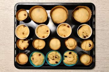 Küçük, değişik yuvarlak şekilli, maya hamurlu, kuru üzümlü. Siyah fırında Paskalya pastası pişirmek. Fırın kalıplarındaki karışımın son fermantasyonu..