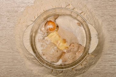 Süt, yumurta, tereyağı, şeker, tuz, kabartma tozu, vanilya ve maya karışımı. Bir buğday un yığınının ortasına yerleştirilmiş. Un ekleme anında hamur yoğurmak.