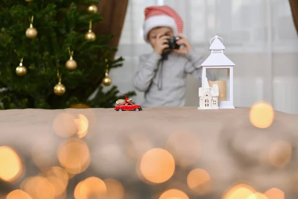 Ein Rotes Spielzeugauto Mit Einer Tüte Voller Weihnachtsgeschenke Geht Zum — Stockfoto