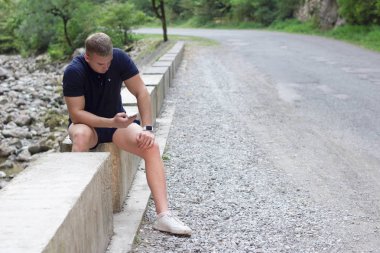 adam yolda telefon ile adam bir ileti yazmakta olduğunu