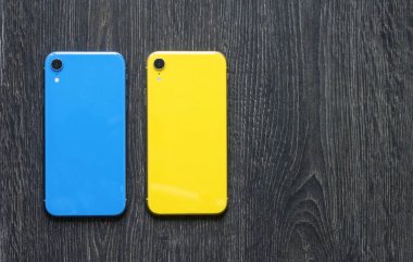 Sankt-Petersburg, Rusya, 14.02.2019: iki iPhone XR, mavi ve sarı