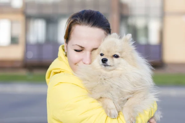 Retrato Una Joven Mujer Feliz Abrazando Perro Spitz Pomerano Con — Foto de Stock