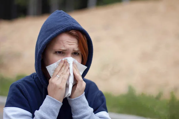 Jeune Femme Malade Éternuant Couvrant Son Nez Bouche Avec Une — Photo