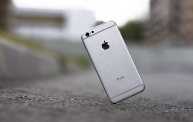 Saint-Petersburg/Rusya - 09.09.2019: iphone düşerek şehirde asfalta çarpar, akıllı telefonla kaza. Parçalanmış, yok edilmiş, hasarlı Apple kırık gadget.