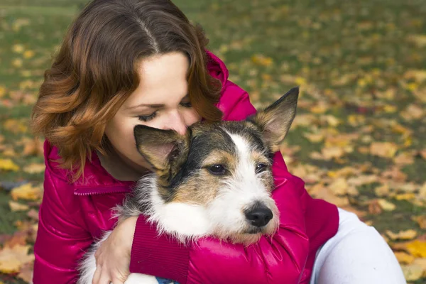 Pretty Cute Girl Jest Przytulanie Całowanie Jej Psa Złotej Jesieni — Zdjęcie stockowe