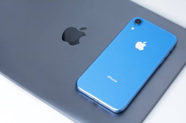 Saint-Petersburg / Rusya - 09.09.2019: Durgun yaşam, set, yeni Apple ürünleri, cihazlar, cihazlar: mavi iphone Xr, Macbook Pro or Air. Modern teknoloji konsepti. Düz yatıyordu. Beyaz arkaplan.