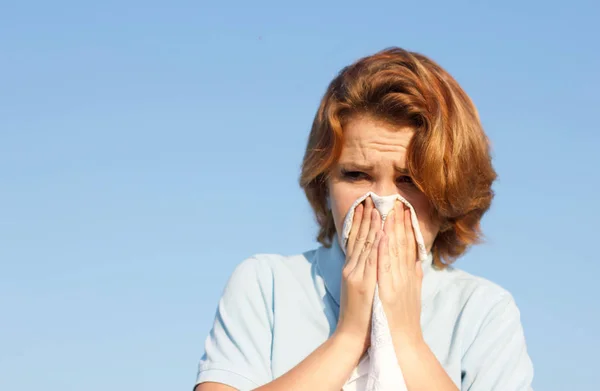 Ung Kvinne Som Snuser Nesen Lommetørkle Eller Lommetørkle Sommersolfylte Varme – stockfoto