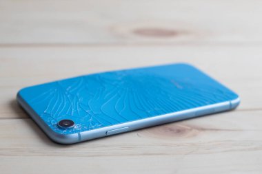 Yerdeki modern mavi akıllı cep telefonunun camından kırılmış. Onarım, servis kavramı