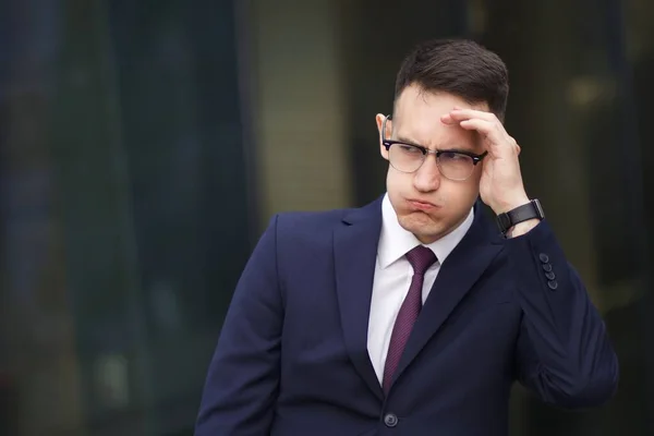 Cansado insatisfeito homem de negócios irritado em terno e óculos. Frustrado ofendido jovem cara — Fotografia de Stock