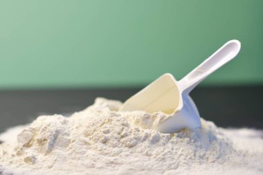 Bir kepçe süt proteini, spor beslenmesi, takviye...