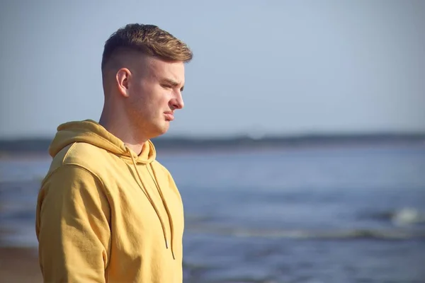 Retrato de un joven triste y frustrado hombre sufriendo a causa de la angustia en la playa con una mirada desesperada — Foto de Stock