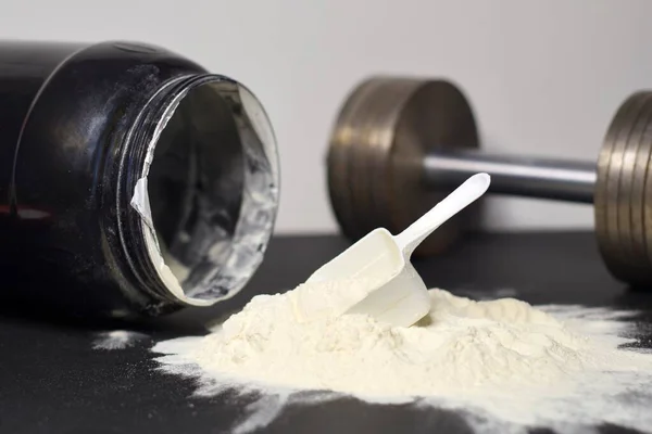 Sáček syrovátkového proteinu, sportovní doplněk, výživa pro zvýšení svalů, činka a kontejner — Stock fotografie