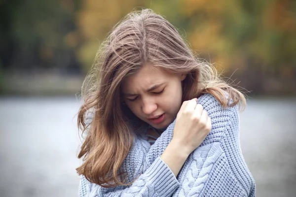 Triste jeune femme frustrée pleure, adolescente souffre à cause de rompre avec son petit ami à l'extérieur dans le parc d'automne. Concept du cœur brisé. Sensation de douleur, de solitude. — Photo