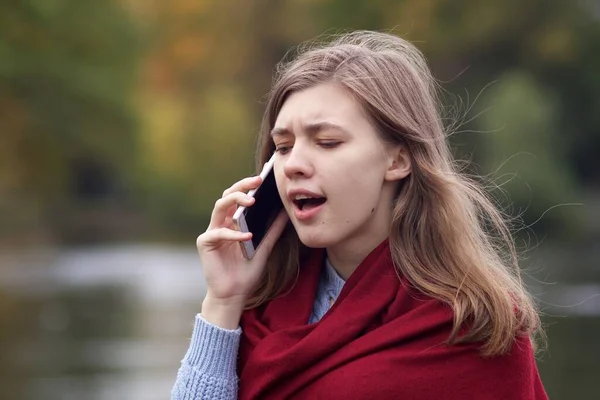 Nervous frustrated angry young woman, irritated girl talking on cell mobile phone, having negative conversation on smartphone, screaming — Stock Photo, Image