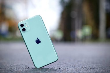 Saint-Petersburg, Rusya - 09.09.2020. Şok geçirmez iPhone 11 düşüyor, asfalta düşüyor, Apple akıllı telefonu yere düşüyor. Yok edilmiş, hasarlı telefon. Cihazla ilgili bir kaza. Çökme testi.