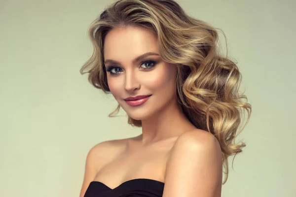 Blond ヘッドの美しいモデルの女の子 スキンケア製品 ヘアカラー — ストック写真