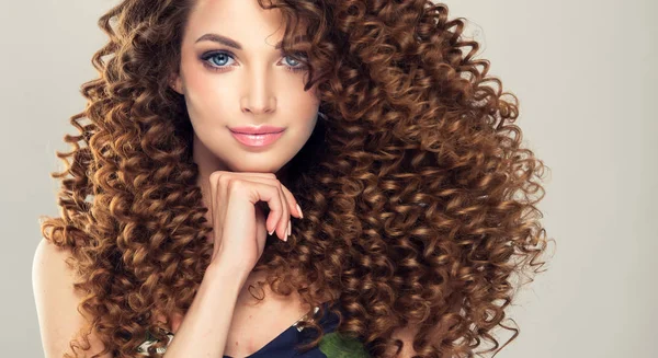 Bella Ragazza Modello Con Lunghi Capelli Ricci Prodotti Cura Dei — Foto Stock