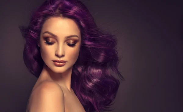 Schönes Mädchen Mit Violettem Lockigem Haar Auf Dunklem Hintergrund — Stockfoto