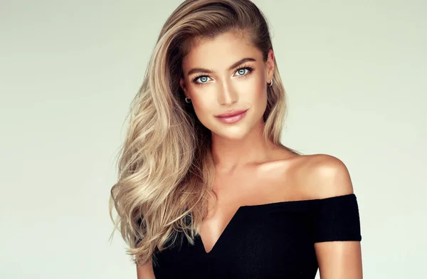 Ung Blond Haired Kvinna Med Vågigt Hår Vacker Modell Med — Stockfoto