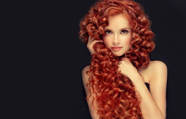 Belle Fille Modèle Avec Cheveux Bouclés Rouges Jeune Femme Avec — Photo