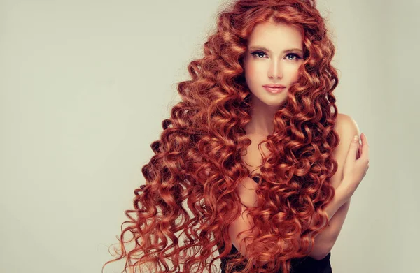 Güzel Model Kırmızı Kıvırcık Saçlı Kız Kısa Dalgalı Saç Modeli - Stok İmaj