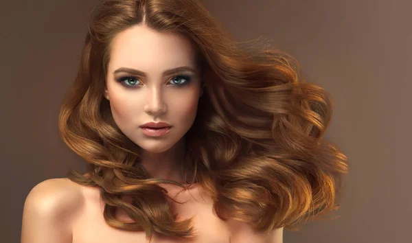 Młoda Brązowe Włosy Kobieta Falowanymi Włosami Piękny Model Długimi Fryzura — Zdjęcie stockowe