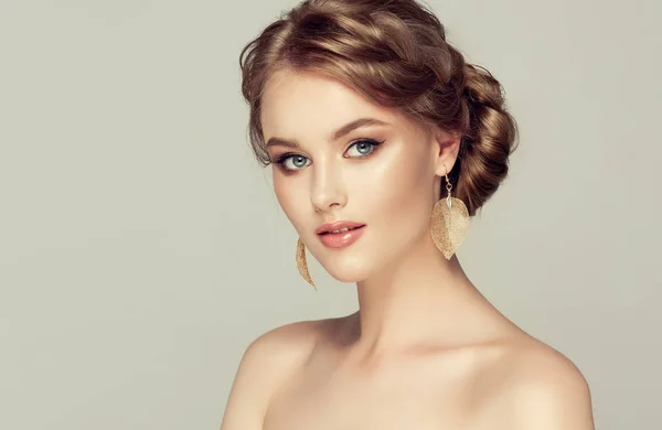 髪型とイヤリングを持つ若い ブロンドの女性 髪型の美しいモデル — ストック写真