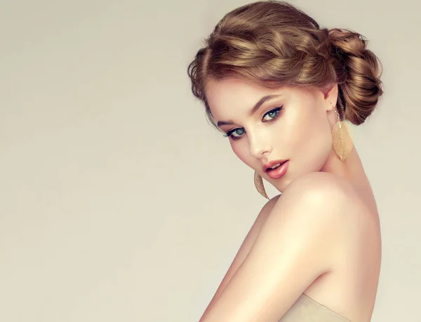 Młoda Blond Kobieta Fryzurą Kolczyki Piękny Model Długim Fryzurą — Zdjęcie stockowe