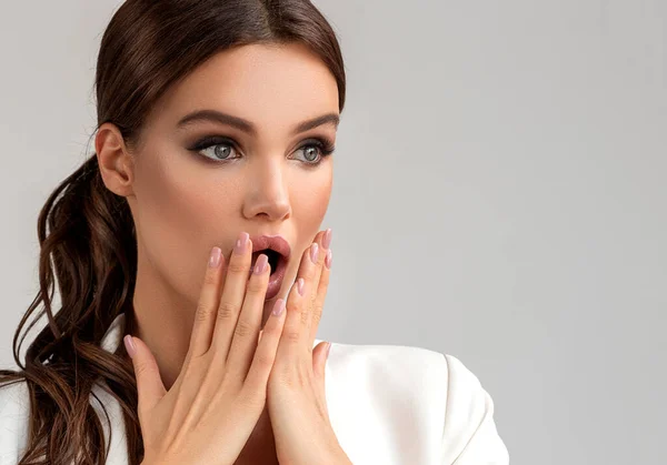 Mooie Verraste Vrouw Met Schone Frisse Huid Sluit Het Portret — Stockfoto