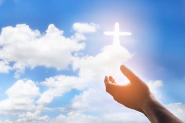 Açık el ile Hıristiyan adam Hıristiyan ibadet. Eucharist terapi Katolik Paskalya tövbe yardım Tanrı korusun dua zihin ödünç verdi. Hıristiyan kavramı arka plan.