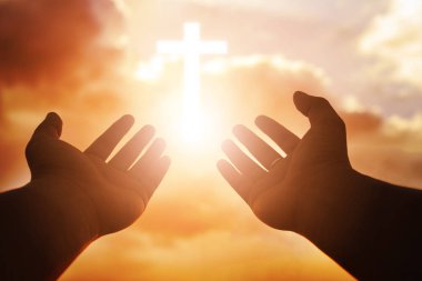 Açık el ile Hıristiyan adam Hıristiyan ibadet. Eucharist terapi Katolik Paskalya tövbe yardım Tanrı korusun dua zihin ödünç verdi. Hıristiyan kavramı arka plan.
