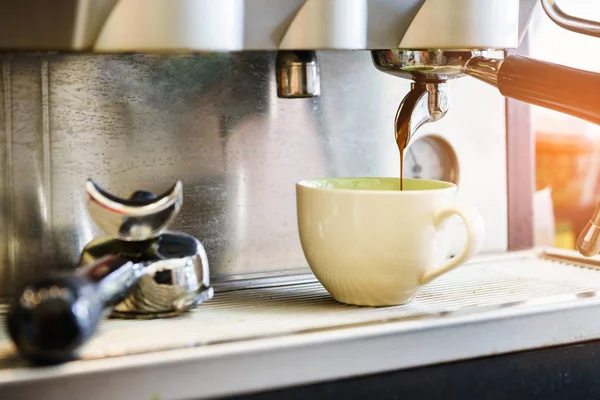 Professional Coffee Brewing Machine Close Espresso Pouring Coffee Machine Cup — Stock Photo, Image