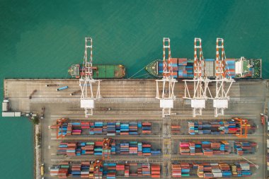 Imp için deniz limanı yükleme konteyner havadan görünümü konteyner gemi