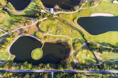 Göl ile orman ve golf sahası havadan görünümü fotoğraf. Gol