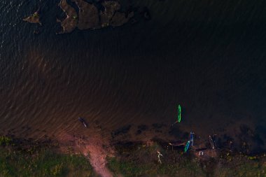 Havadan üst görünümü nehir ve tekne balıkçı arka plan.