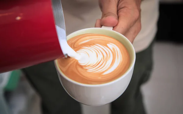 Barista machen Latte Art. Tasse Kaffee Latte im Café — Stockfoto