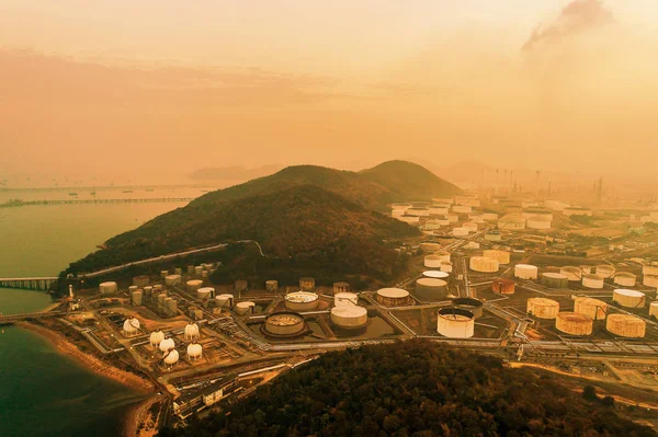 Havadan görünüm petrol ve gaz endüstrisi rafinerisi Petrochemical tesisi at — Stok fotoğraf