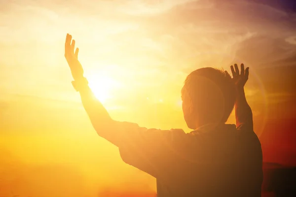 Menschenhände öffnen die Palme zum Gottesdienst. Eucharistietherapie segne Gott er — Stockfoto