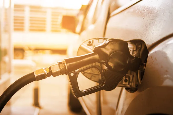 Boquilla de combustible para recargar combustible en el coche en la gasolinera. Concepto de potencia . — Foto de Stock