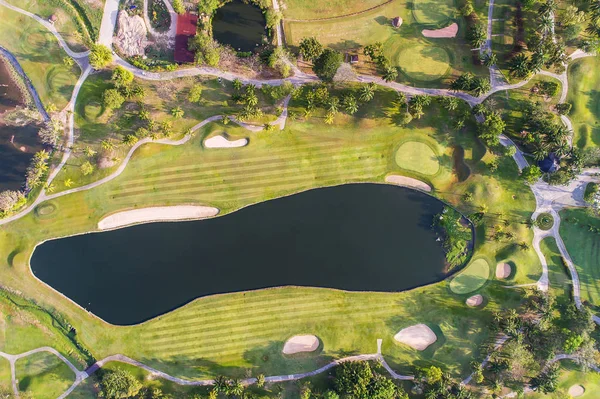 Göl ile orman ve golf sahası havadan görünümü fotoğraf. Gol — Stok fotoğraf