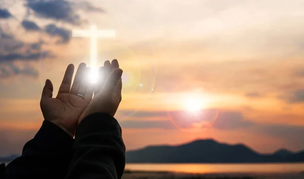 Χριστιανική γυναίκα προσεύχεται λατρεία στο ηλιοβασίλεμα. Τα χέρια διπλωμένα στο praye — Φωτογραφία Αρχείου
