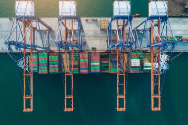 Hava görünümü deniz limanı ithalat Expo konteyner kargo yükleme gemisi